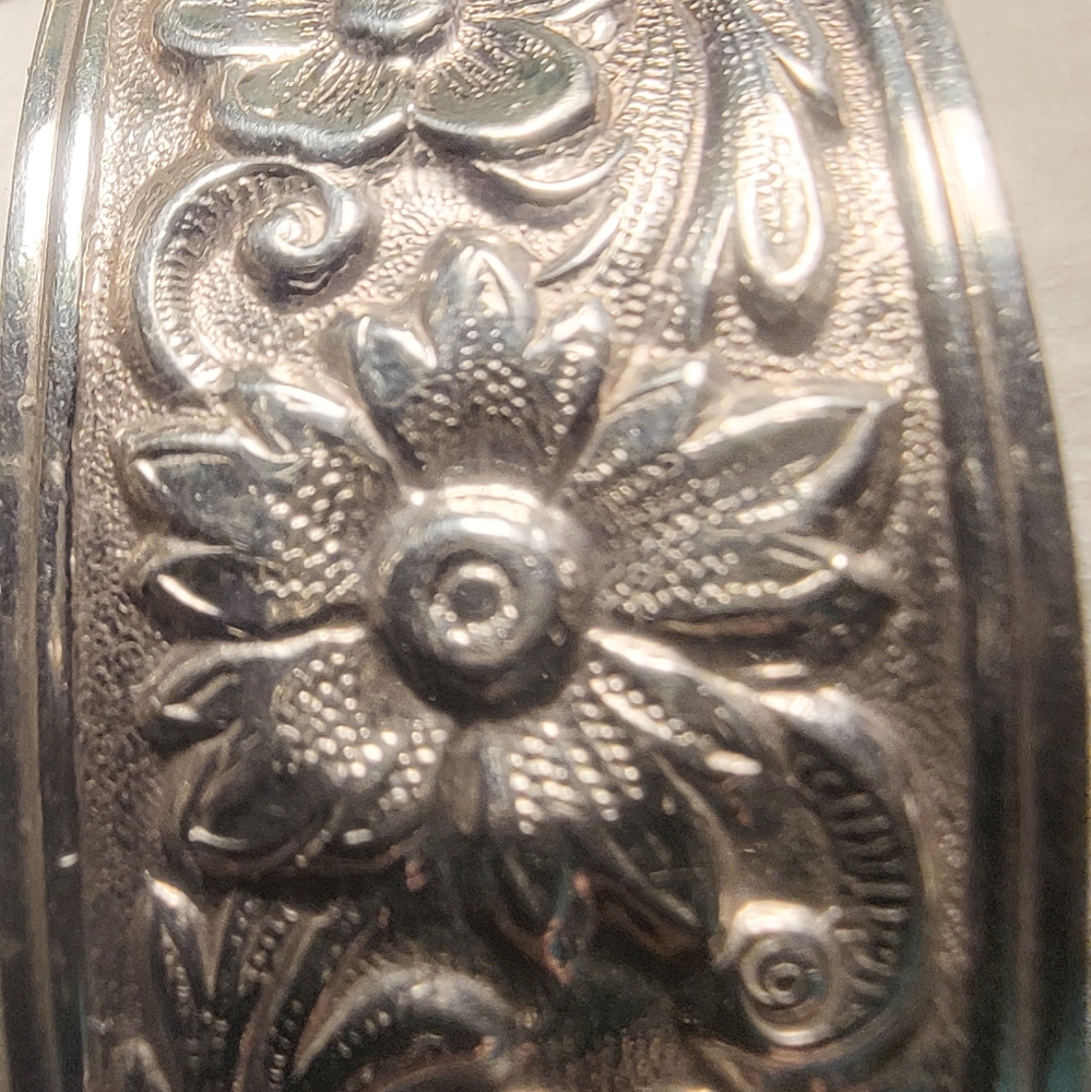 LADIES STERLING SILVER FLORAL PATTERN CUFF BRACELET. Weighs 31g $38.00